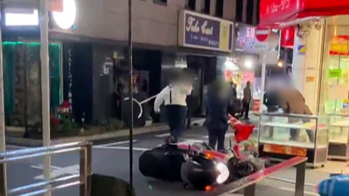 従業員が「さすまた」で犯人を撃退(視聴者映像)