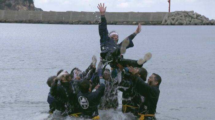 とんどの役職者や祝い事のあった人などを海へ