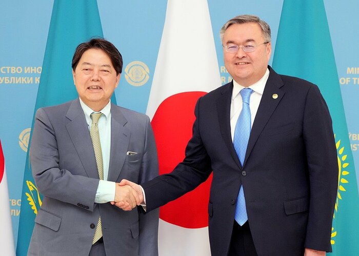 日・カザフスタン外相会談(外務省提供)