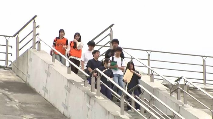 大学生を案内し震災を語り継ぐ活動も