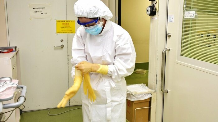 一度着るのに約3分を要する防護服