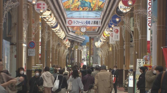 アーケードに昇格を祝う看板が