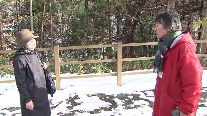 来場者に臨時休園を告げる動物園職員