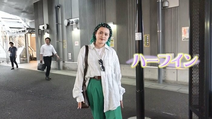 長袖シャツの裾を片方だけパンツに入れるスタイル