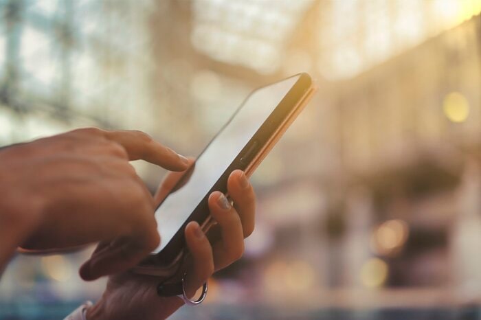 スマホを利用することでより多くの人が利用しやすくなった(イメージ)