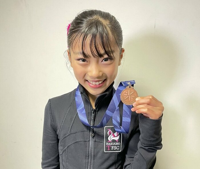 メダルを手に笑顔を見せる宮本琉花