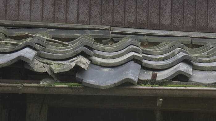 長年の風雨に耐えてきた旧居の屋根瓦