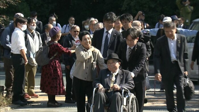 姉・ひで子さんと共に再審初公判に向かう西嶋弁護士(2023年10月)