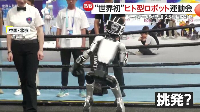 お尻を叩いて挑発するようなポーズ