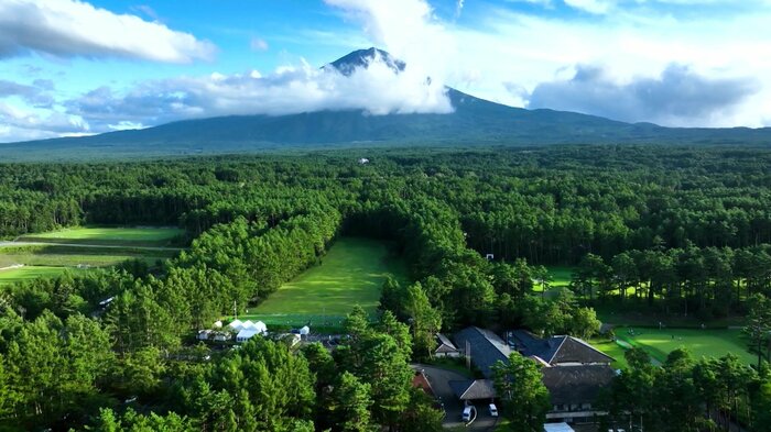 富士山の麓に位置する名門コース