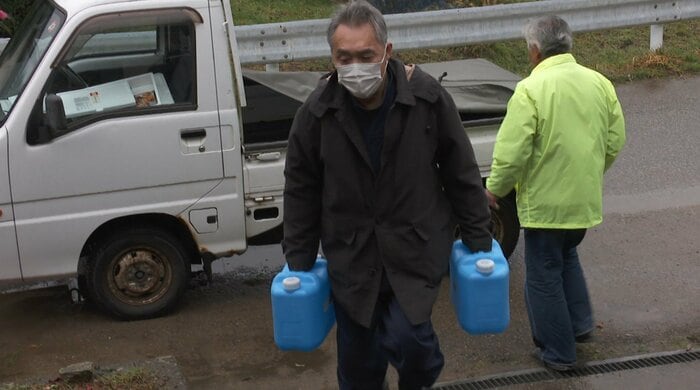 支援物資を運ぶ住民