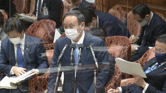 国会で答弁する菅首相
