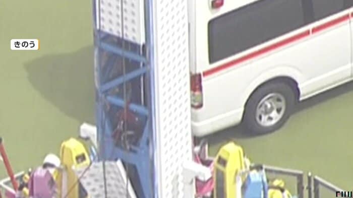 遊具の上部が剥がれている