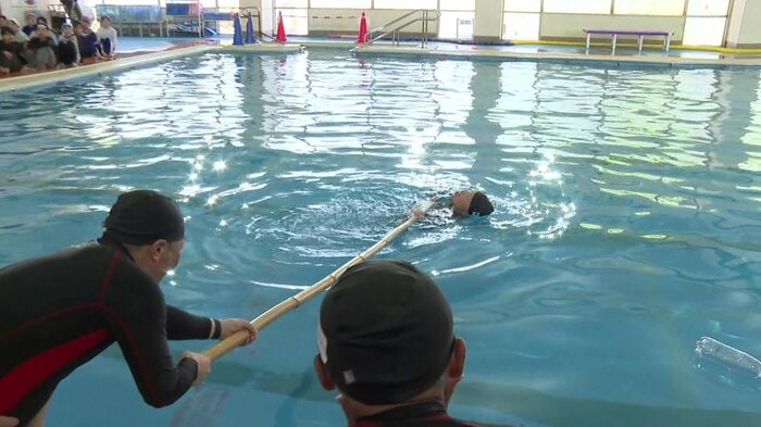 おぼれた人を見たときは飛び込まず、道具を使って救助すること