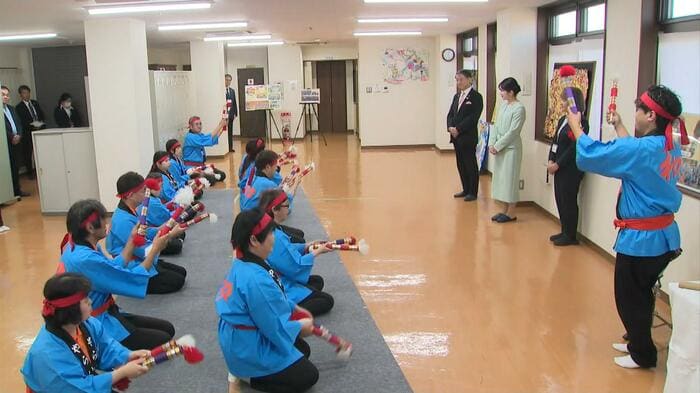 「銭太鼓」の演奏をご覧に（鳥取・倉吉市　17日）
