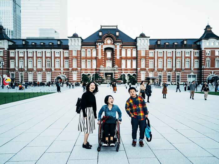 左から岸田奈美さん、お母さん、弟の良太さん(写真:幡野広志/Hiroshi Hatano)