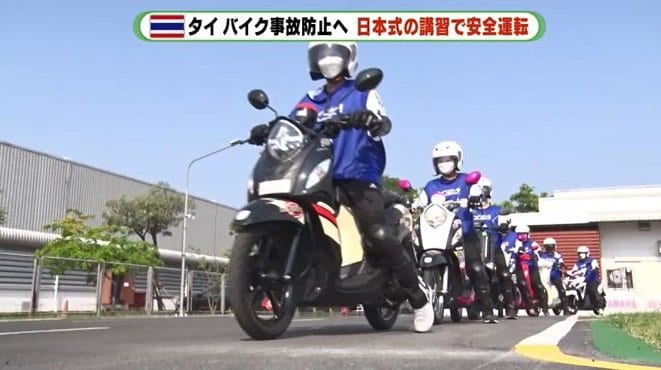 おそろいのゼッケンを付けて並ぶ