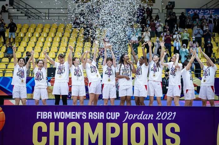 FIBA女子アジアカップ2021優勝時写真 (C)FIBA