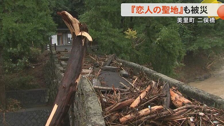 【記録的大雨】『恋人の聖地』で人気の熊本・美里町の二俣橋も被害　大量の流木が橋に残るも復旧の見通しは立たず｜FNNプライムオンライン