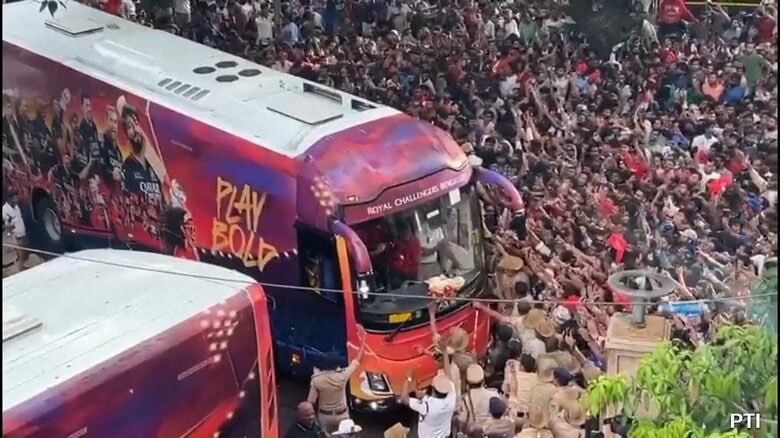 地元クリケットチームの初優勝を祝うためファンがスタジアムに殺到、折り重なるように倒れ少なくとも11人が死亡　インド・ベンガルール｜FNNプライムオンライン