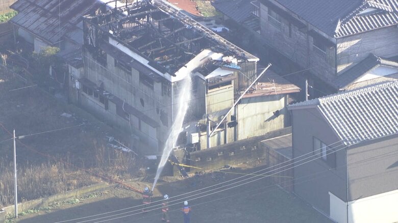 家族3人が住む2階建て住宅が全焼…焼け跡から1人の遺体　61歳夫と連絡取れず　茨城・神栖市｜FNNプライムオンライン