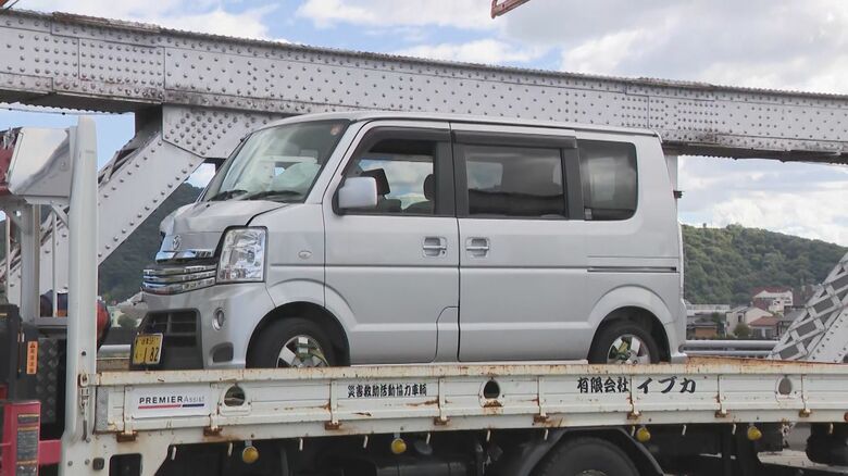 どちらかが中央線はみ出したか…橋の上でトラックと軽自動車が正面衝突 軽に乗っていた70代男女2人を搬送|FNNプライムオンライン