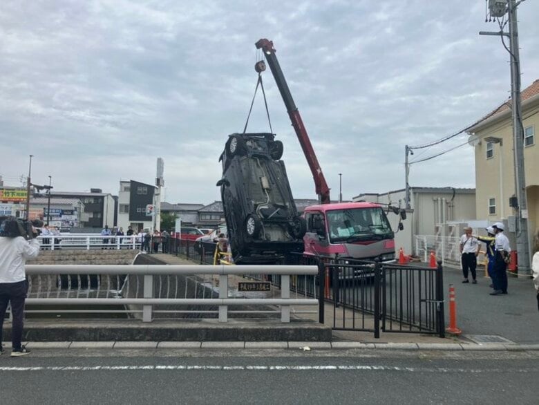 アクセルとブレーキを間違え車が川に転落　「ズドーンって行っちゃった」　コンビニの駐車場でフェンスを突き破る　付近にいた人が運転していた70代女性を救出　肩と首の痛みを訴える｜FNNプライムオンライン
