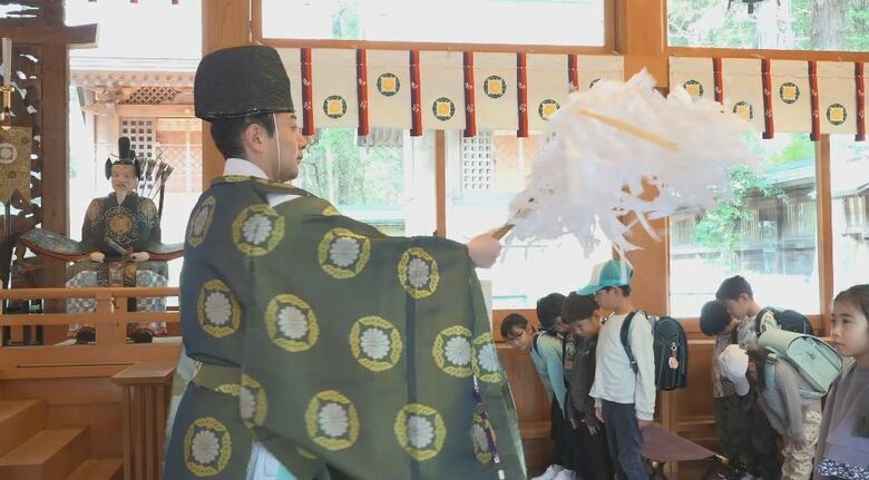 新1年生の安全や学業成就を願って　安曇野の神社で「勧学祭」　戦前から続く行事　約100人の子どもたちがお祓い受ける｜FNNプライムオンライン