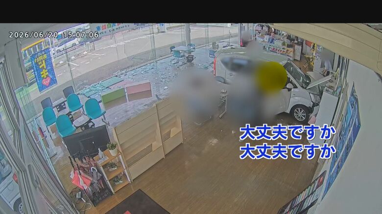 76歳女性が運転 事故の瞬間映像 店の利用客がケガ ｢もしかしたら自分も…｣ 相次ぐ事故に高齢ドライバーの本音は 【福岡発】｜FNNプライムオンライン