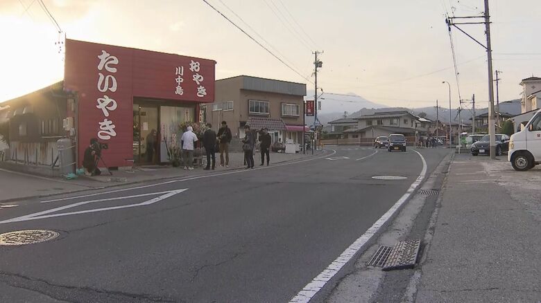 「ドーンとすごい音が」店の行列にタイヤ突っ込む　4歳と6歳男児、15歳女子高校生、49歳女性に衝突　4人を搬送　後輪2本が外れ、1本が…「子どもがずっと泣いていた、とても腹立たしい」｜FNNプライムオンライン