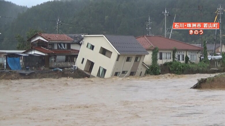 「1年に2回も…」能登地方で記録的豪雨“16の河川”が氾濫　泥でいっぱいの床　今にも川の濁流にのまれそうな家屋｜FNNプライムオンライン
