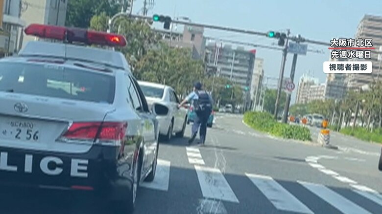 倒れそうになりながらも、追いかける警察官