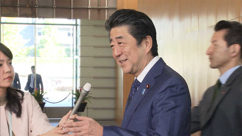 (2度目のぶら下がり取材で追加質問に対し踵を返して戻る苦笑いの安倍首相 15日正午)