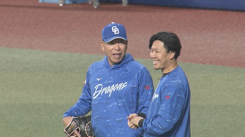 試合前練習で談笑する井上監督（左）と大野（右）