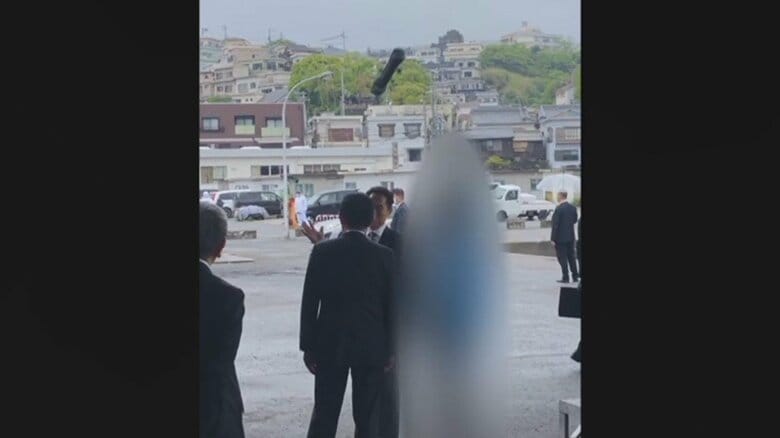 岸田首相のそばに銀色の筒が投げ込まれた瞬間