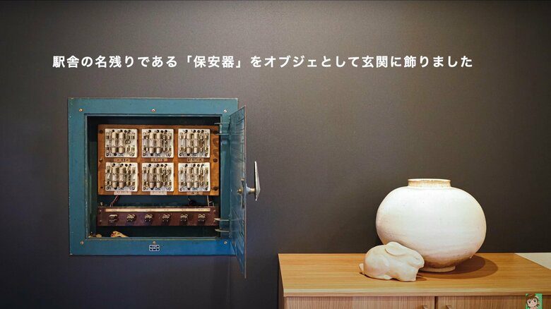 玄関には通信機器を守ってきた「保安器」が設置