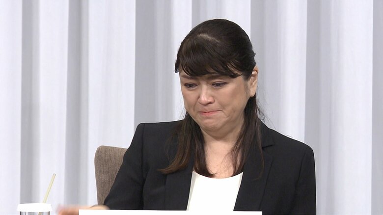 会見で涙を見せる藤島ジュリー景子前社長