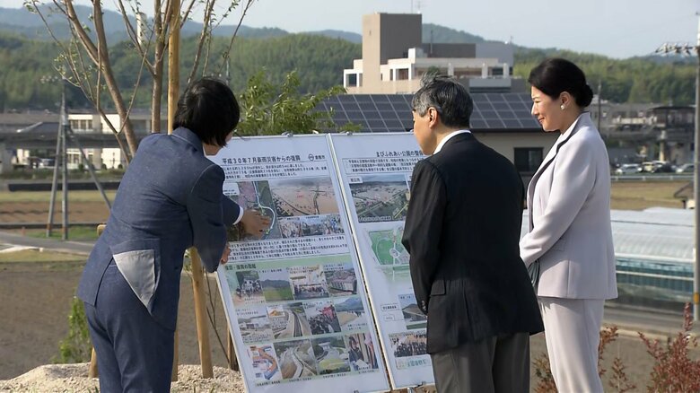 豪雨災害からの復興についての説明に熱心に耳を傾けられた