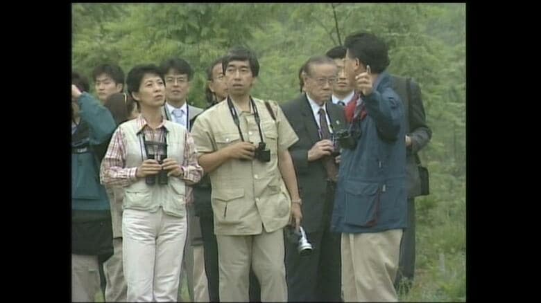 平成14（2002）年5月 韓国で高円宮さまと野鳥観察を楽しまれる久子さま