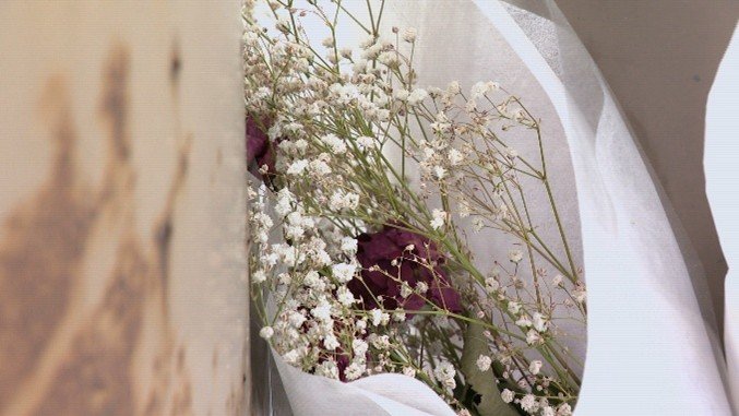  現場に供えられた花