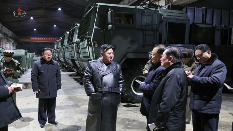 「新型戦術誘導兵器」工場を視察する金正恩総書記(今年1月)