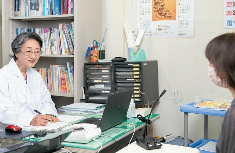 天野さんのもとには全国から患者さんが訪れる（撮影／岡田ナツ子）