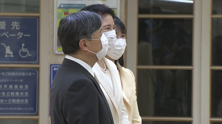 「日本工芸会」の作品展が行われる都内の百貨店に到着された（9月20日）