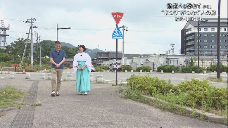 街中を歩く稲垣アナウンサーと能門さん