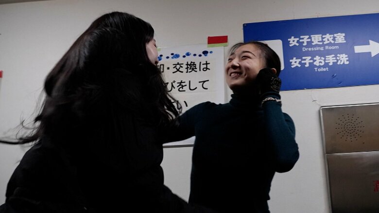 “戦友”だという本田真凜と抱き合って喜ぶ坂本花織