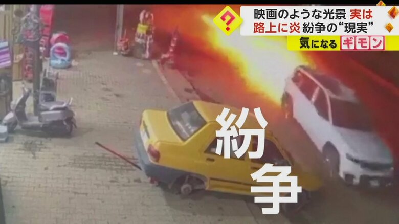 真っ赤な炎の筋を残し走行するカタイブ・ヒズボラの司令官が乗っていた車