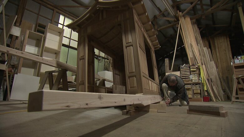 諏訪神社への恩返しで「輿」を製作している