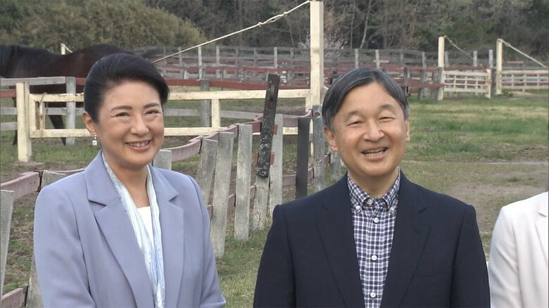 御料牧場に到着された両陛下、愛子さま。終始、和やかな散策となった。