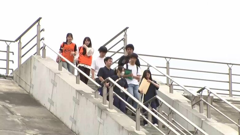 大学生を案内し震災を語り継ぐ活動も