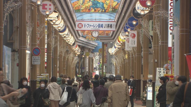 アーケードに昇格を祝う看板が